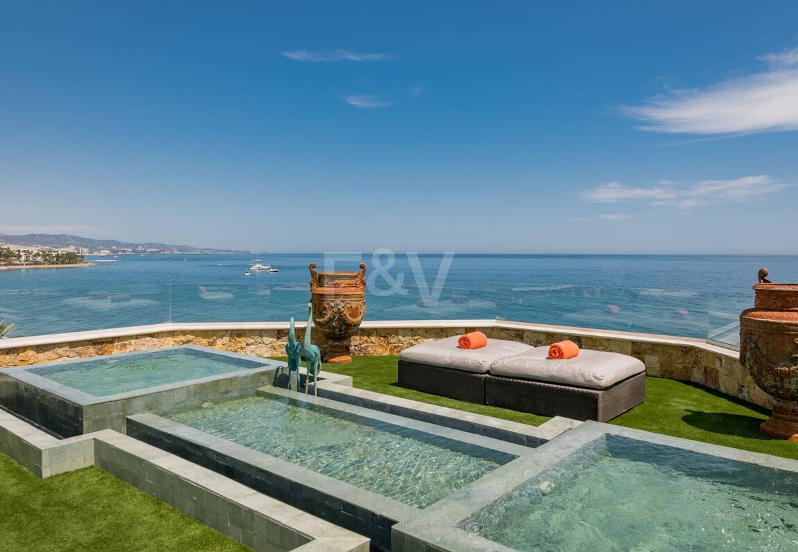 En Singular Beachfront Penthouse Villa på Marbellas Golden Mile