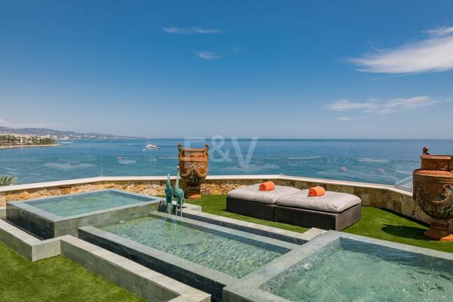 En Singular Beachfront Penthouse Villa på Marbellas Golden Mile