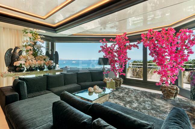 En Singular Beachfront Penthouse Villa på Marbellas Golden Mile