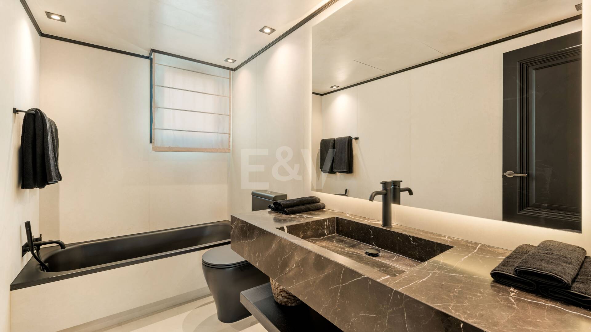 Singular ático en primera línea de playa en la exclusiva Milla de Oro de Marbella