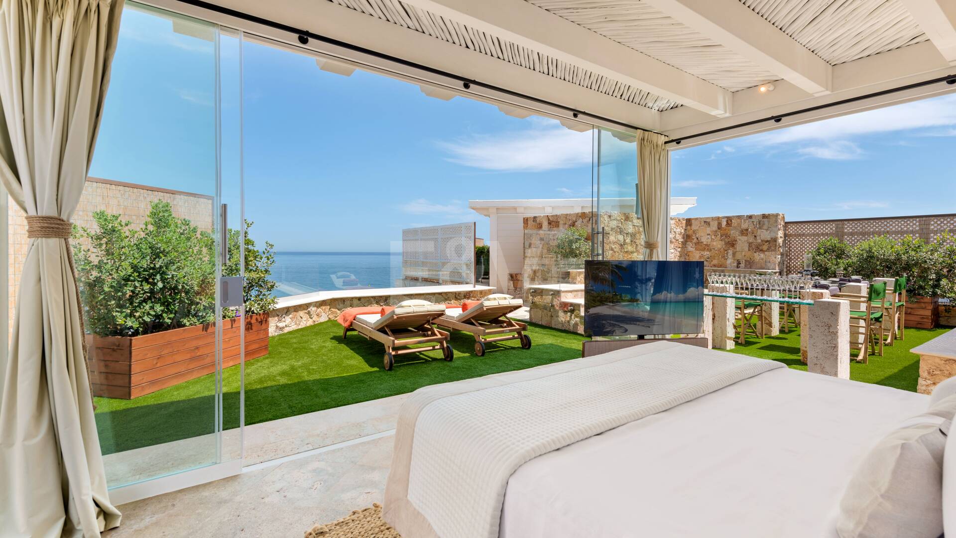 Singular ático en primera línea de playa en la exclusiva Milla de Oro de Marbella