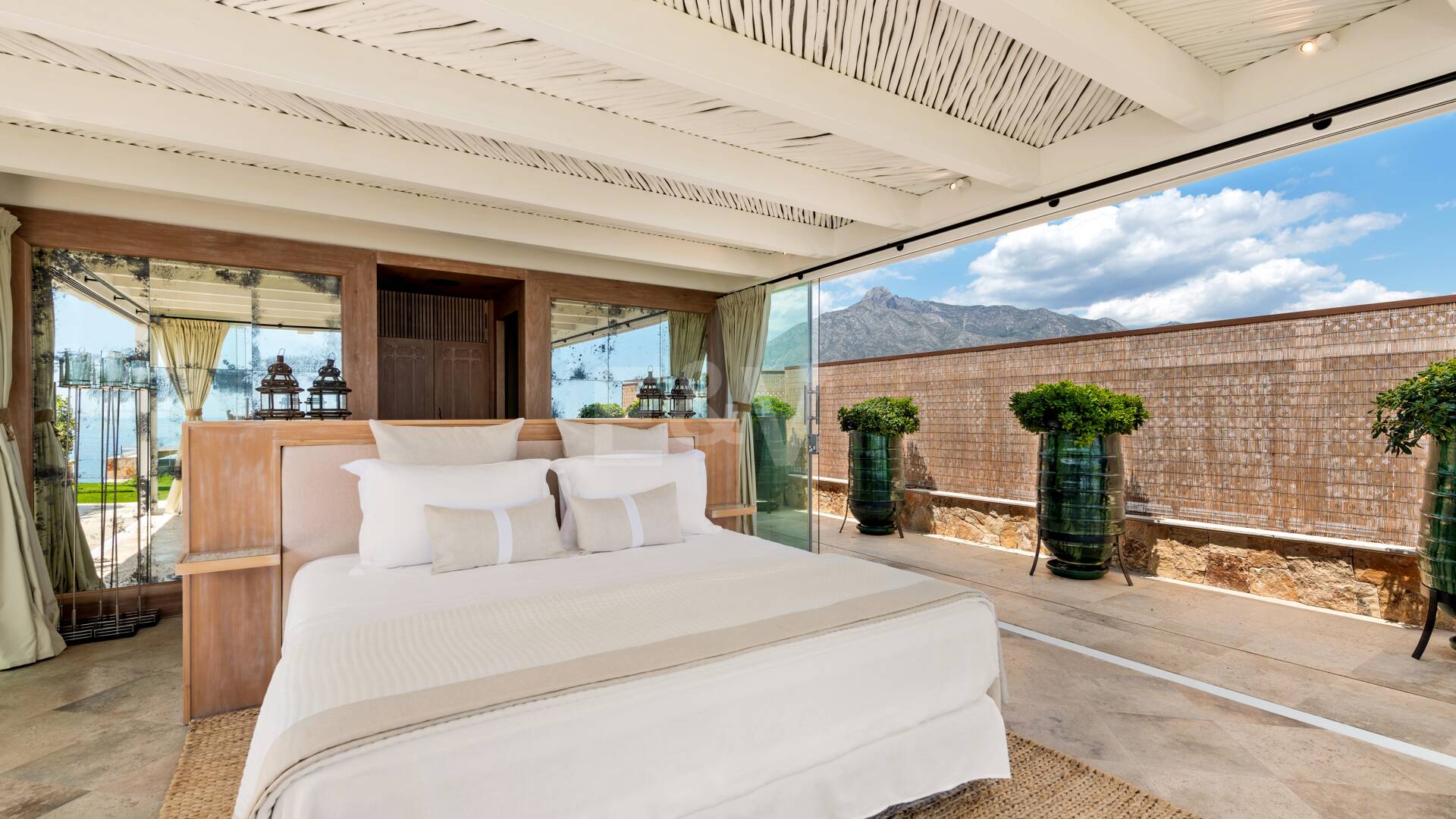 Singular ático en primera línea de playa en la exclusiva Milla de Oro de Marbella