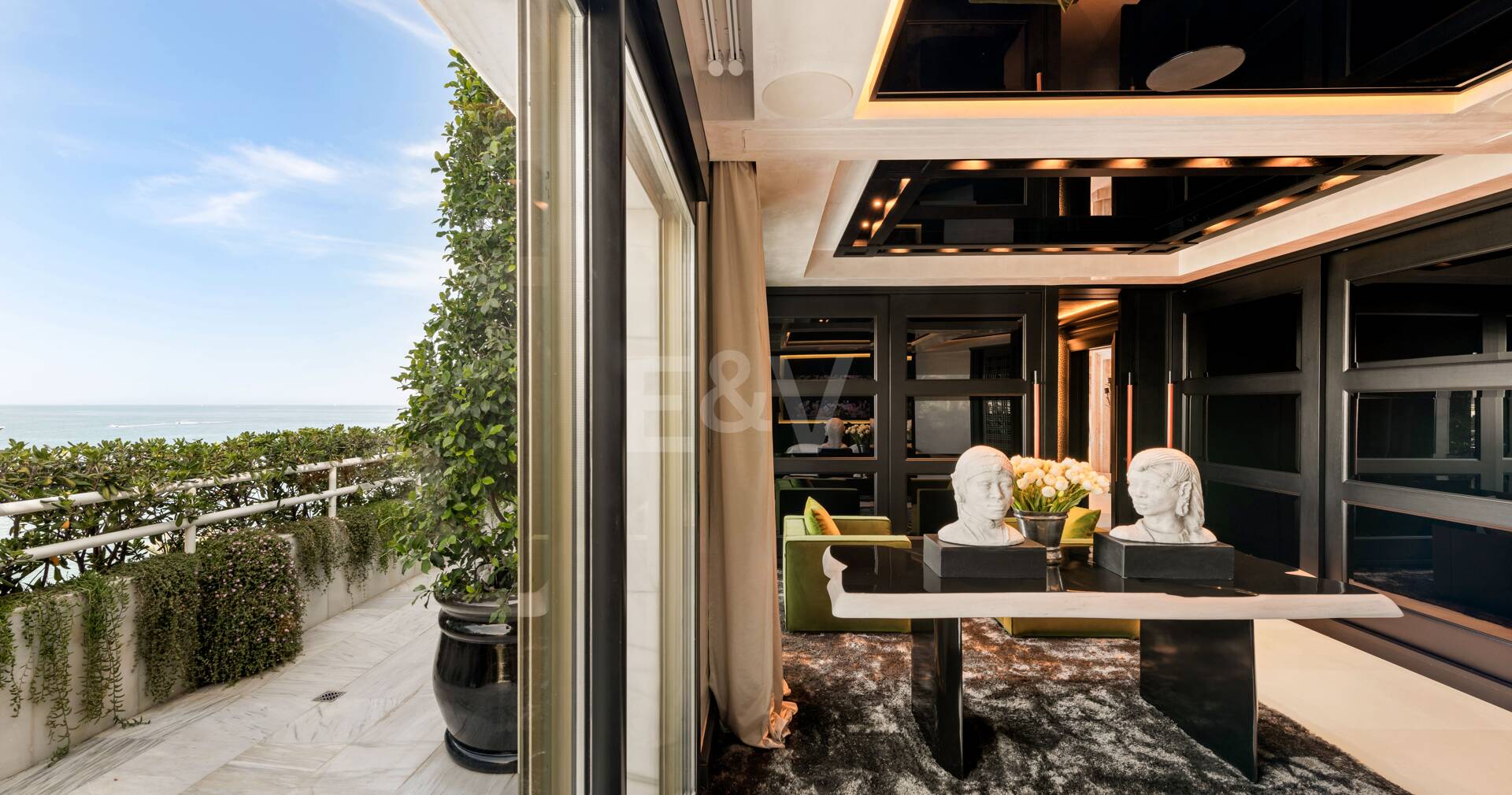 En Singular Beachfront Penthouse Villa på Marbellas Golden Mile