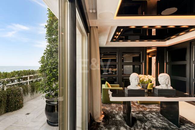 En Singular Beachfront Penthouse Villa på Marbellas Golden Mile