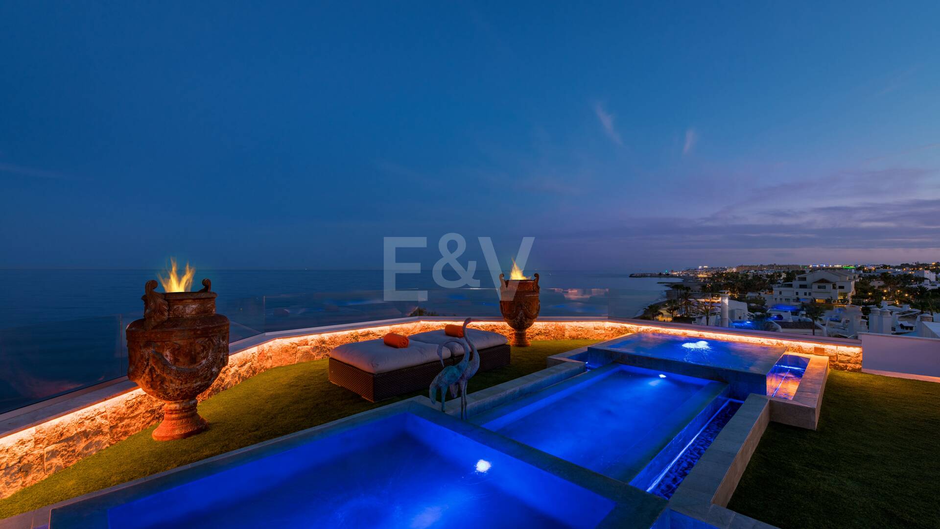 Singular ático en primera línea de playa en la exclusiva Milla de Oro de Marbella