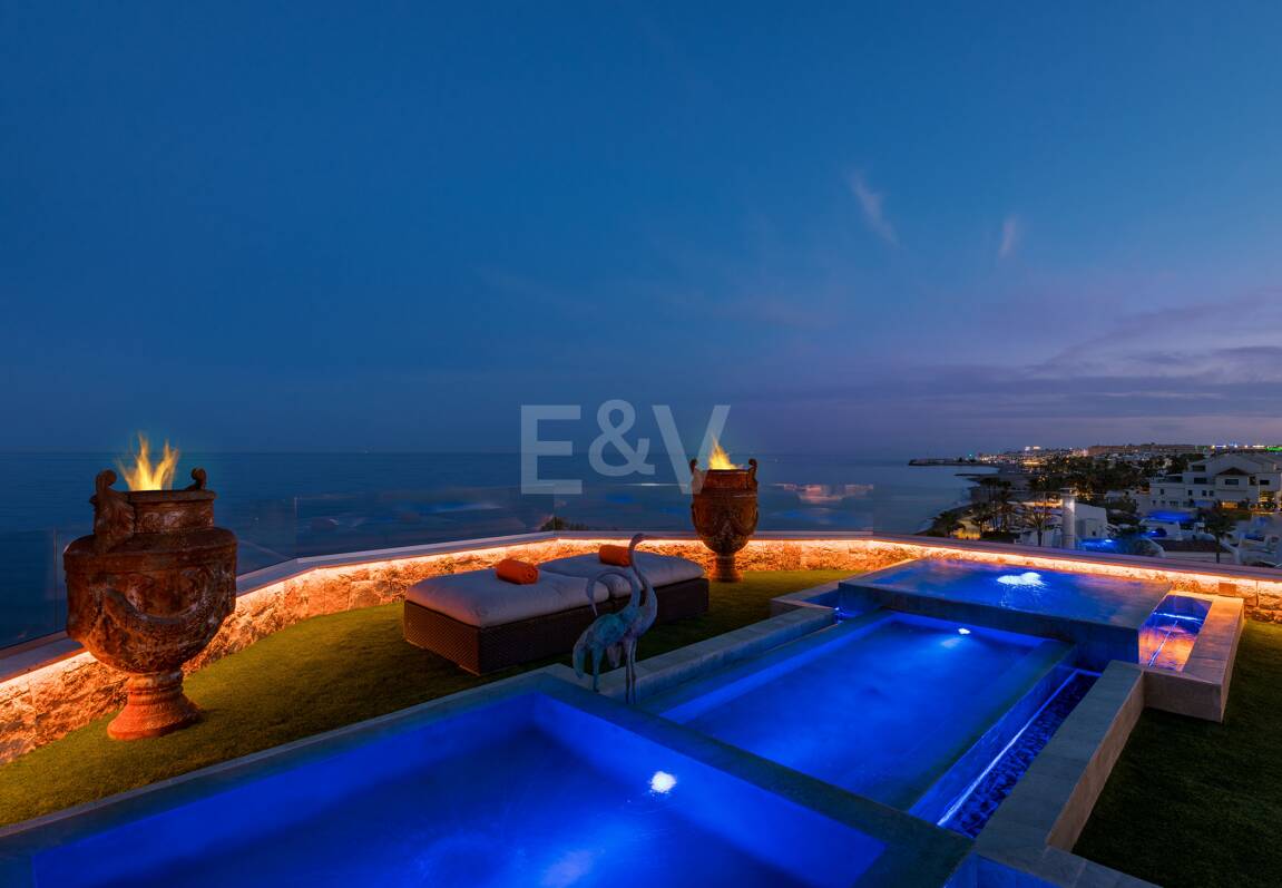 En Singular Beachfront Penthouse Villa på Marbellas Golden Mile