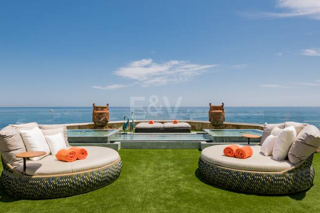 En Singular Beachfront Penthouse Villa på Marbellas Golden Mile