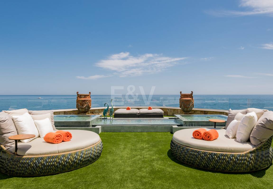 En Singular Beachfront Penthouse Villa på Marbellas Golden Mile