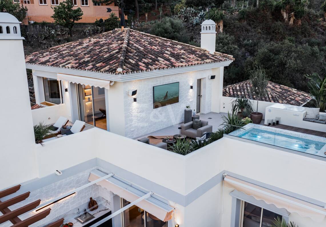 Elegant duplex penthouse in La Cerquilla with spectacular mountain views