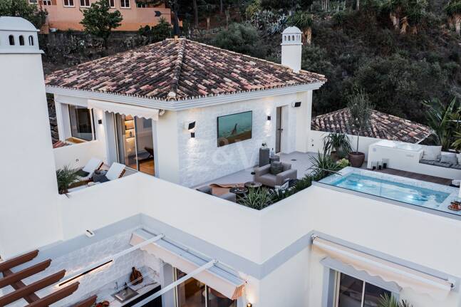 Elegant duplex takvåning i La Cerquilla med spektakulär utsikt över bergen