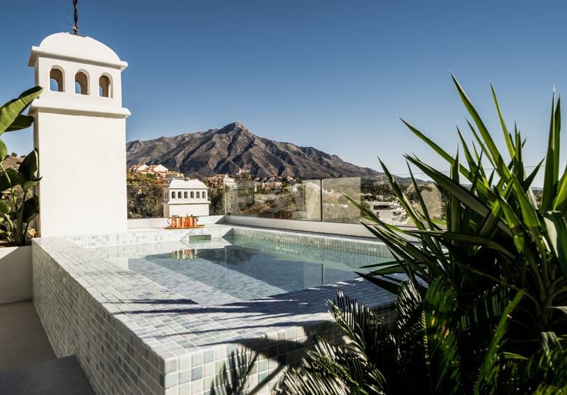 Elegant duplex takvåning i La Cerquilla med spektakulär utsikt över bergen