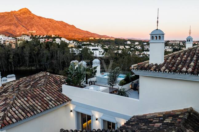 Elegant duplex takvåning i La Cerquilla med spektakulär utsikt över bergen