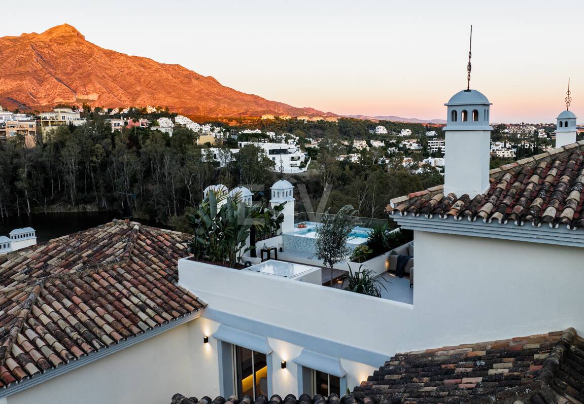 Elegant duplex takvåning i La Cerquilla med spektakulär utsikt över bergen