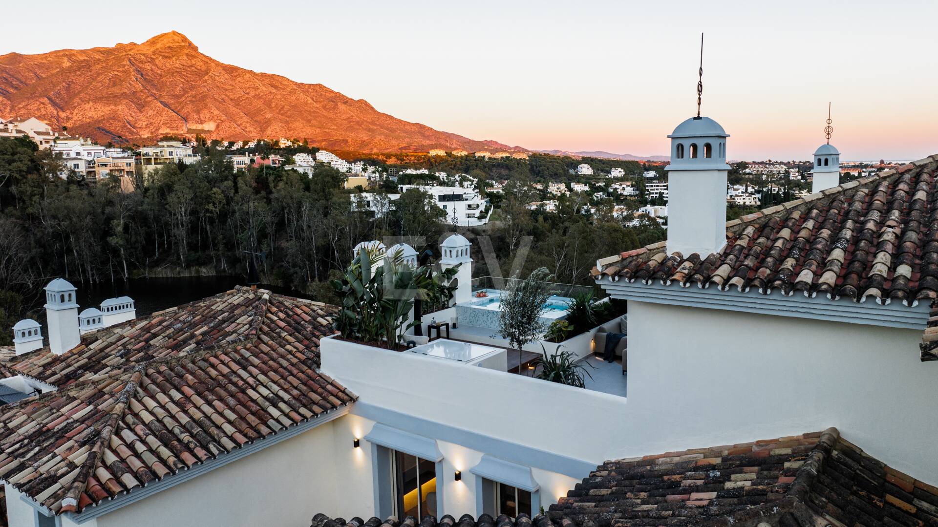 Elegant duplex takvåning i La Cerquilla med spektakulär utsikt över bergen