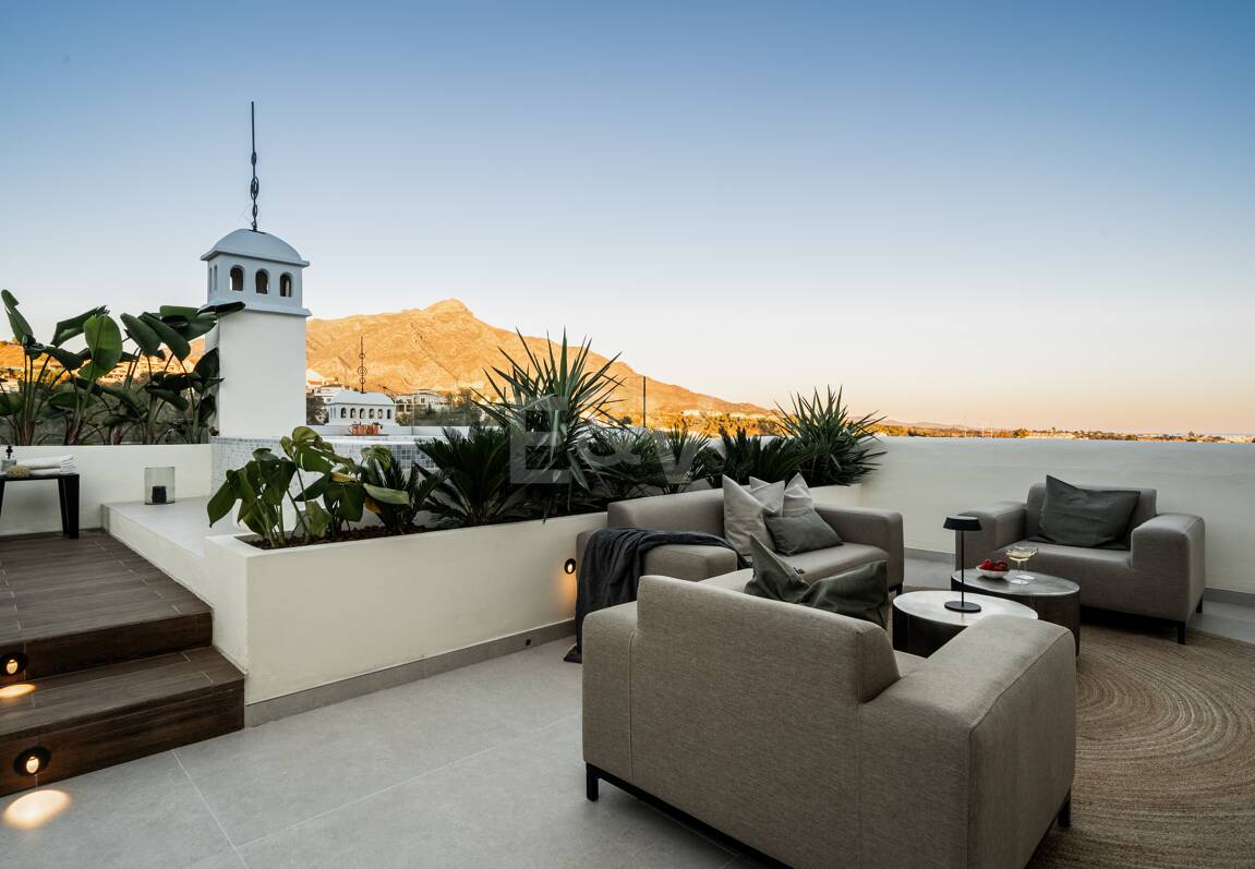 Elegant duplex takvåning i La Cerquilla med spektakulär utsikt över bergen