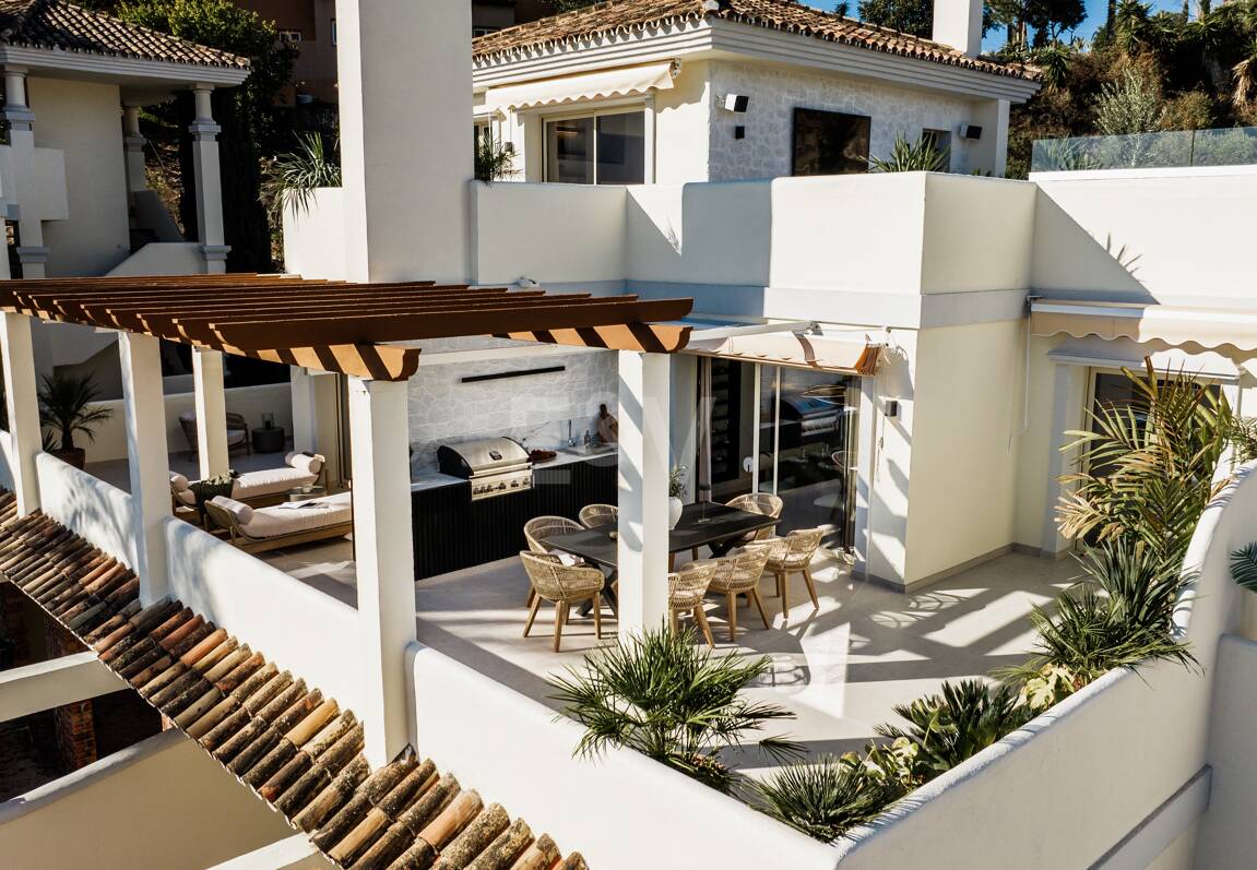 Elegant duplex takvåning i La Cerquilla med spektakulär utsikt över bergen