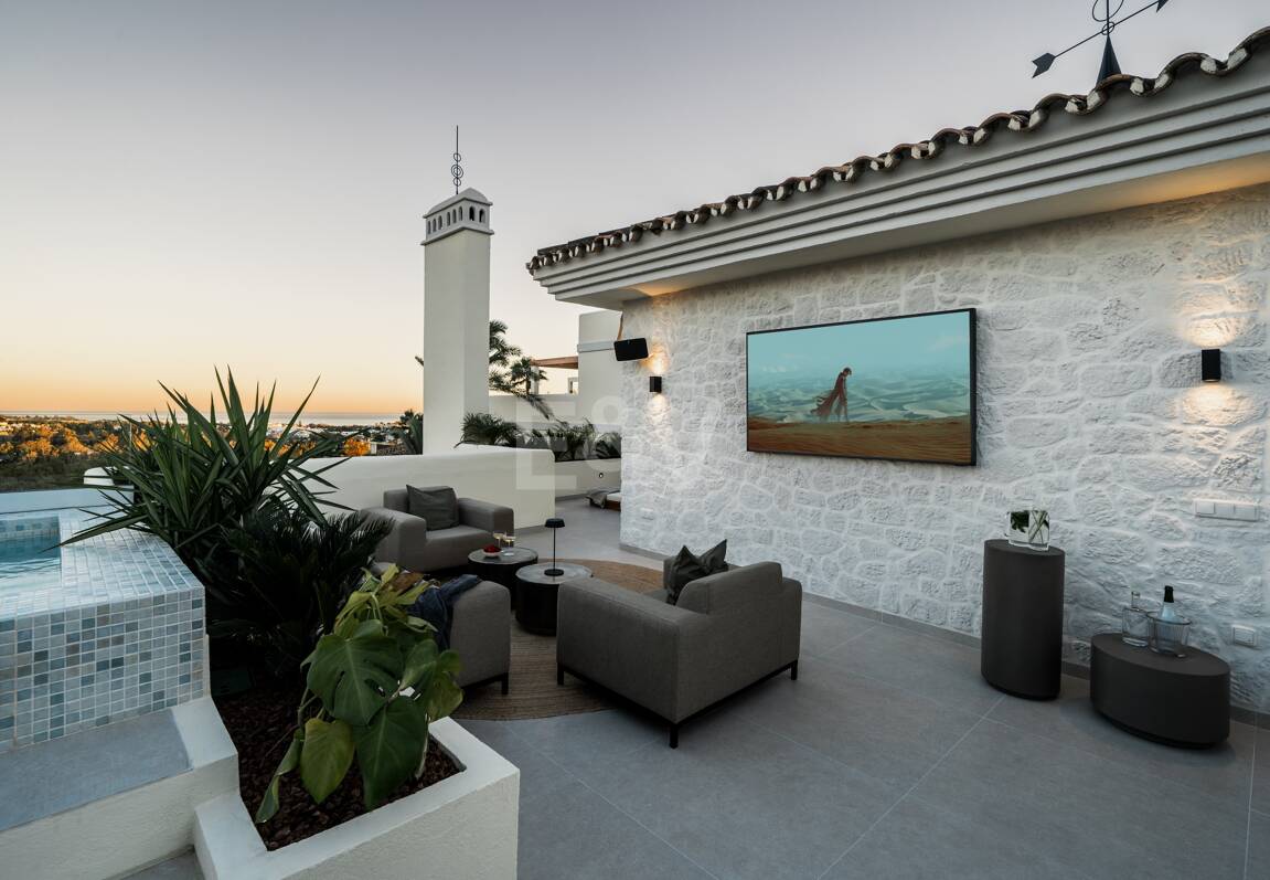 Elegant duplex takvåning i La Cerquilla med spektakulär utsikt över bergen