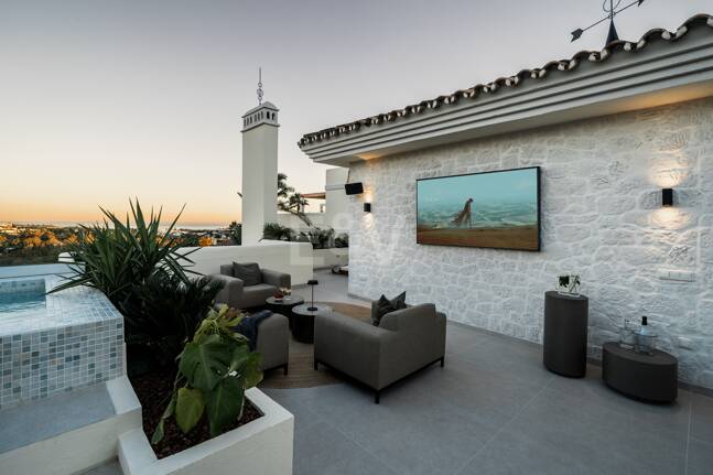 Elegant duplex takvåning i La Cerquilla med spektakulär utsikt över bergen