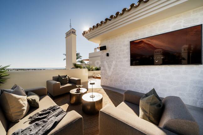 Elegant duplex takvåning i La Cerquilla med spektakulär utsikt över bergen