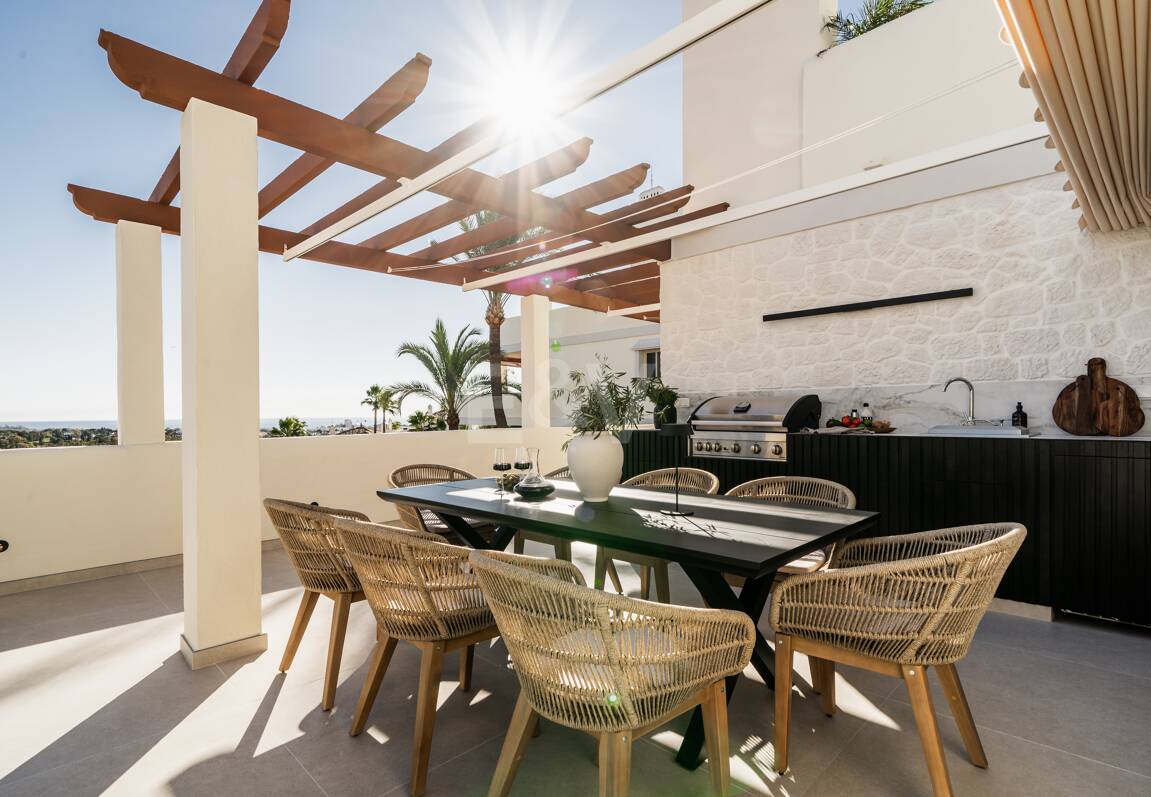 Elegant duplex takvåning i La Cerquilla med spektakulär utsikt över bergen