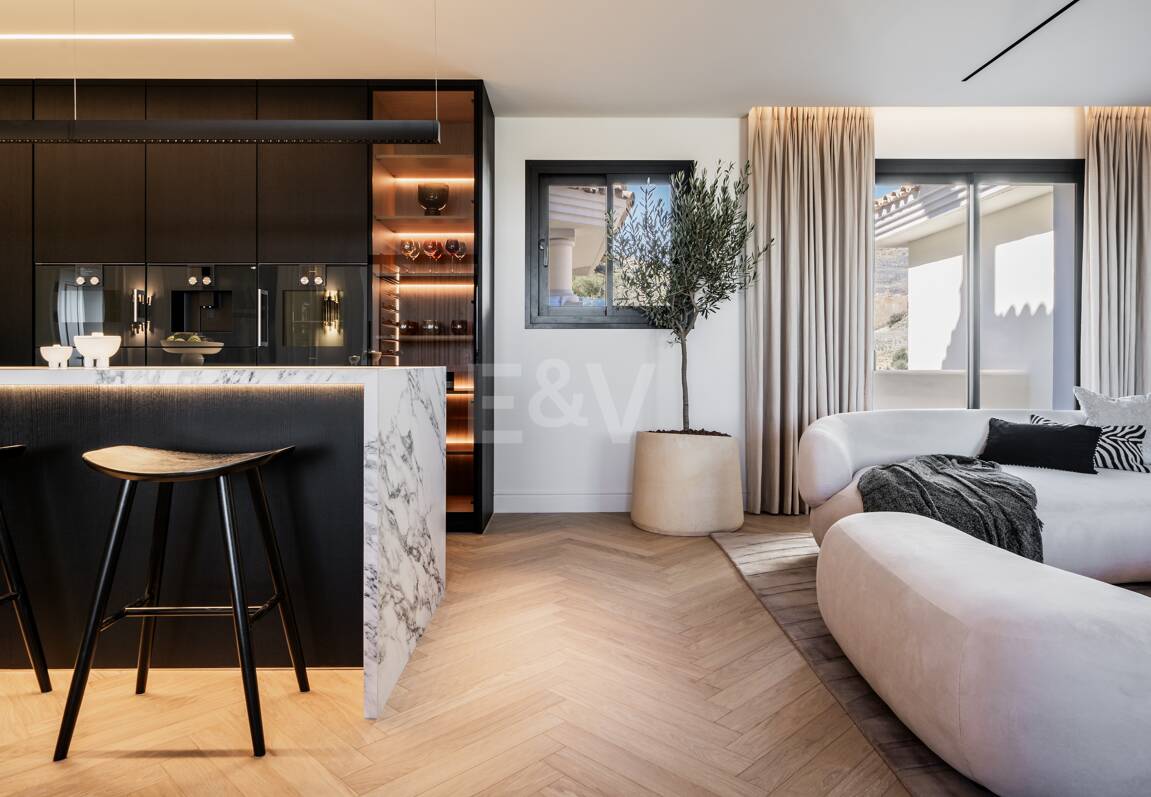 Elegant duplex takvåning i La Cerquilla med spektakulär utsikt över bergen