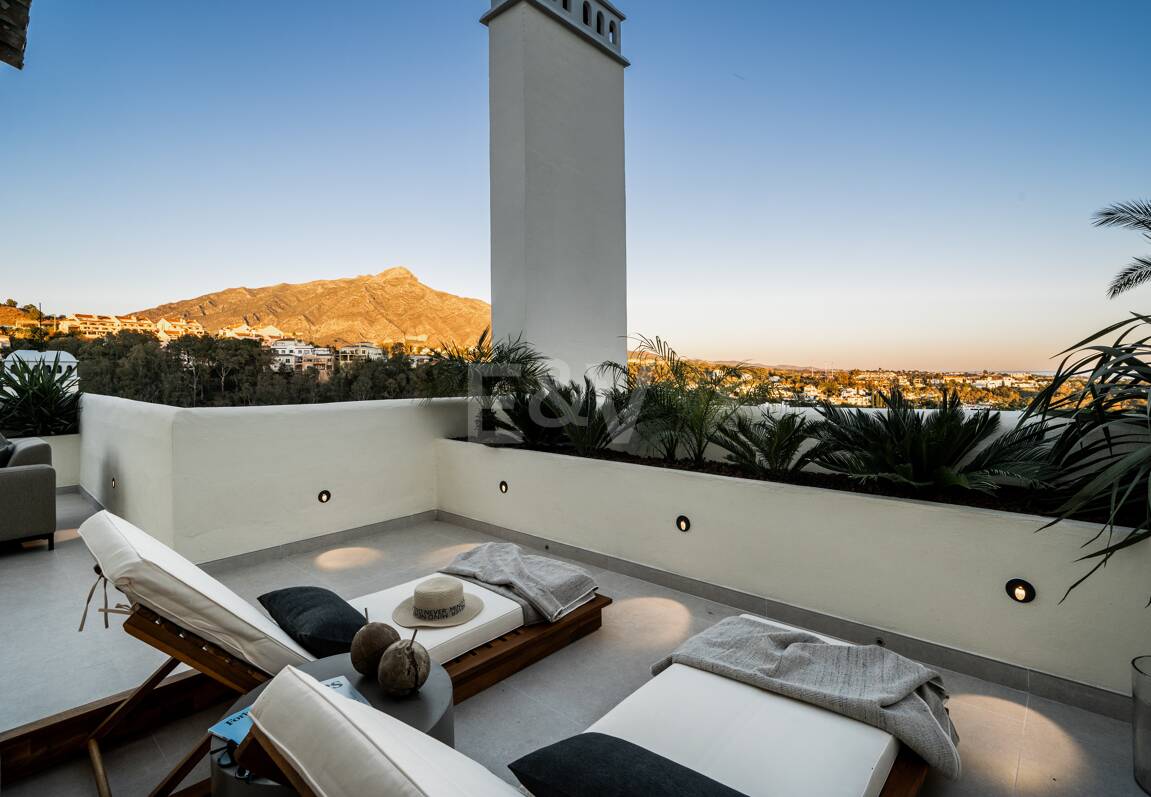 Elegant duplex takvåning i La Cerquilla med spektakulär utsikt över bergen