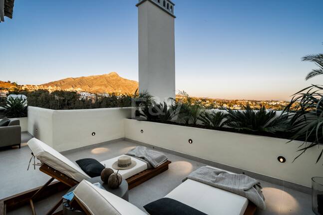 Elegant duplex takvåning i La Cerquilla med spektakulär utsikt över bergen