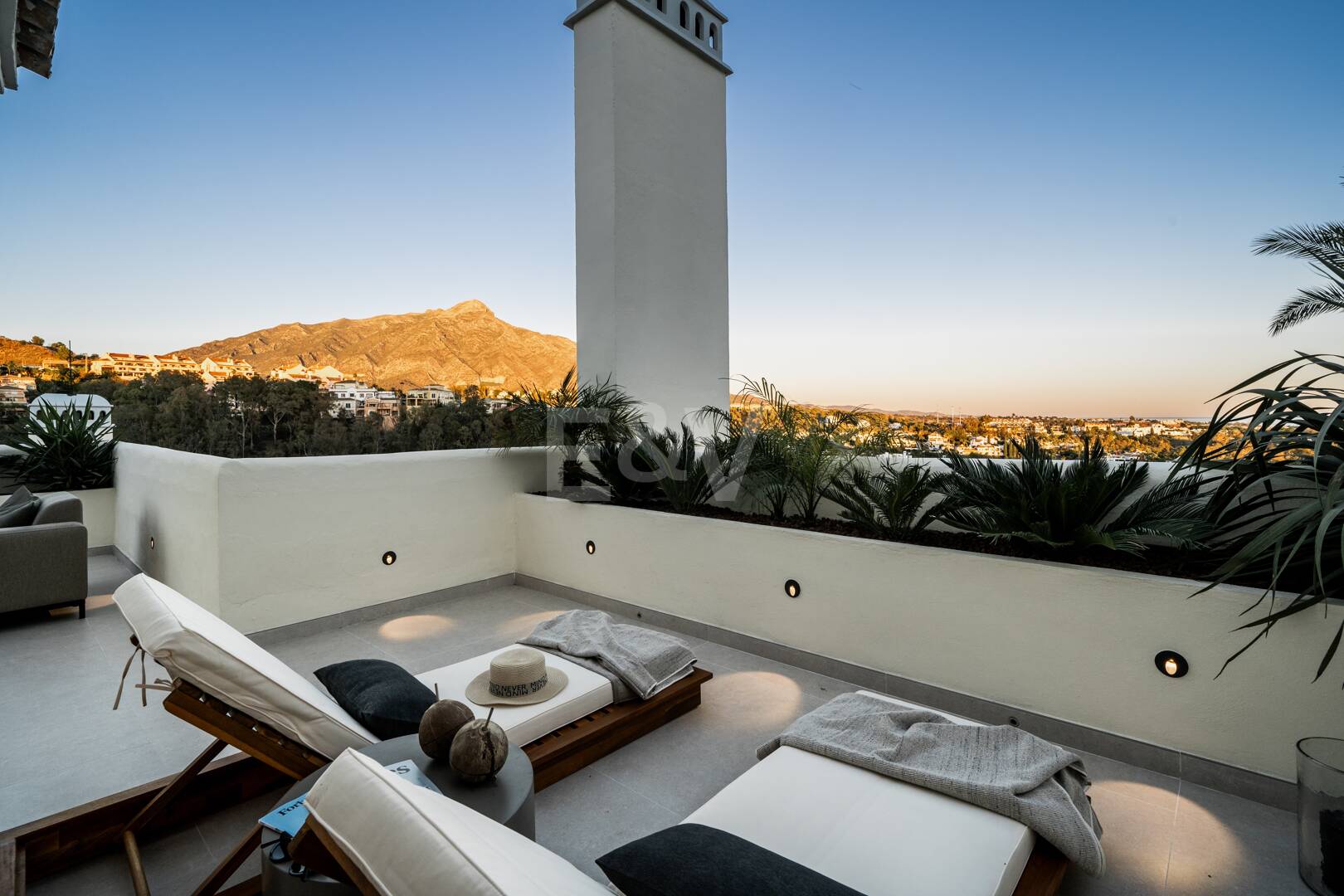 Elegant duplex takvåning i La Cerquilla med spektakulär utsikt över bergen