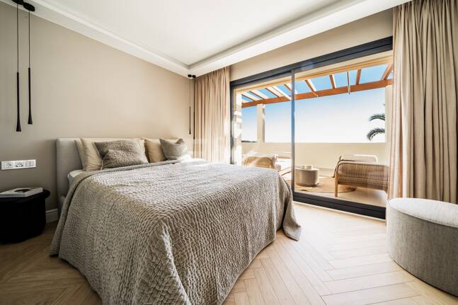 Elegant duplex takvåning i La Cerquilla med spektakulär utsikt över bergen