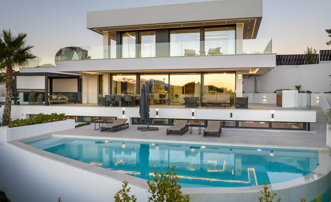 Modern luxury villa in Nueva Andalucía with top views