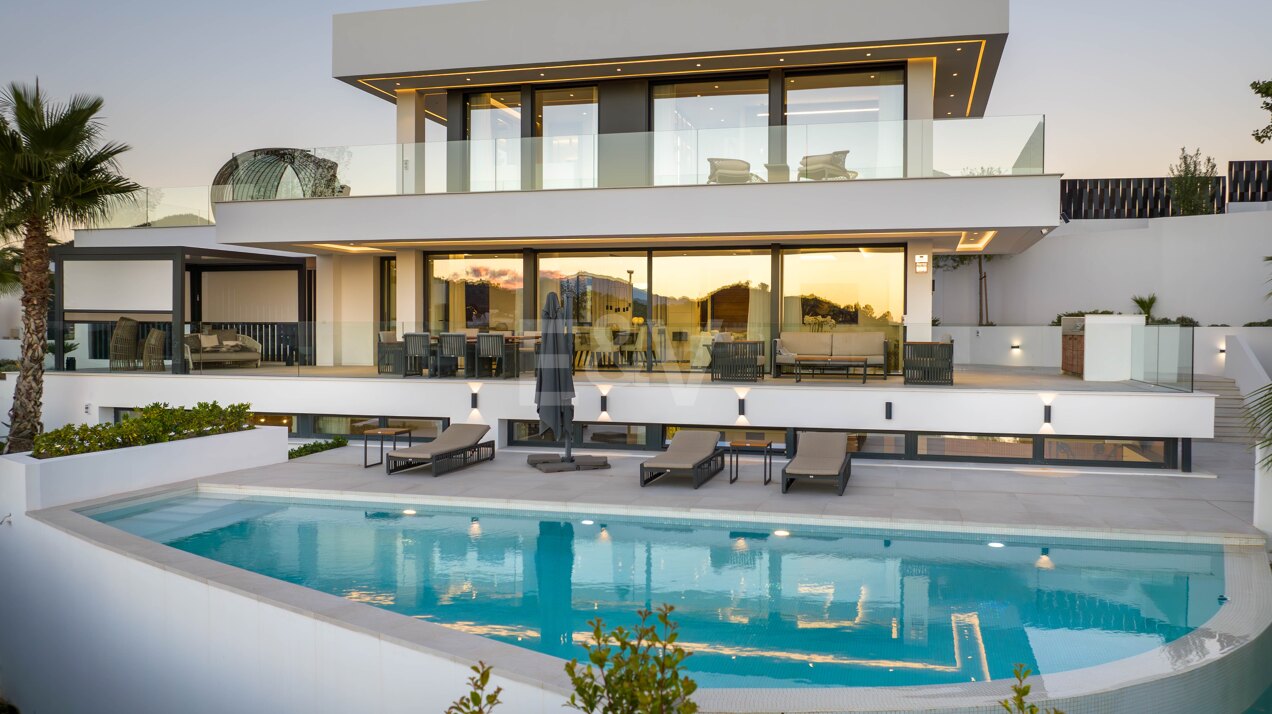 Moderne Luxusvilla in Nueva Andalucía mitTop Ausblick