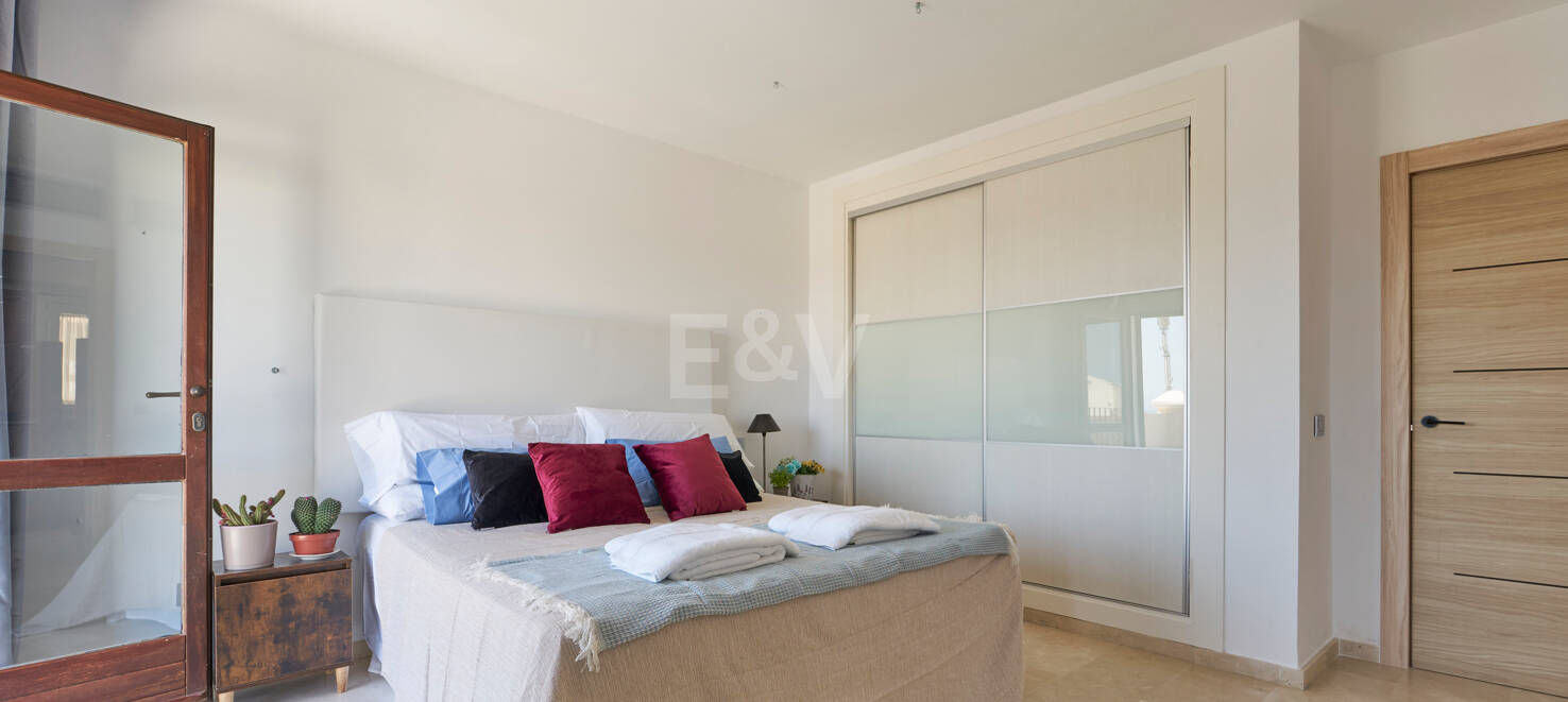 Beautiful Semi-Detached House on the Golden Mile