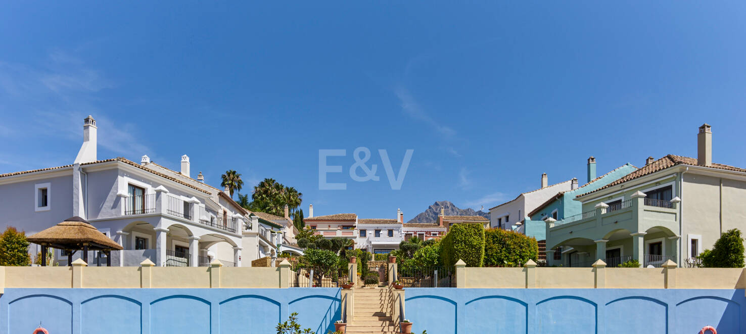 Beautiful Semi-Detached House on the Golden Mile