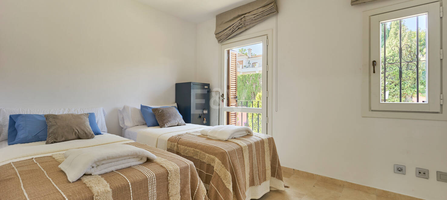 Beautiful Semi-Detached House on the Golden Mile