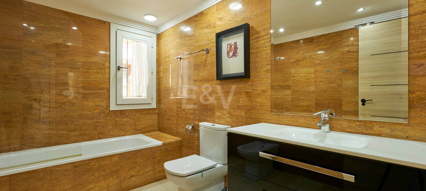 Beautiful Semi-Detached House on the Golden Mile
