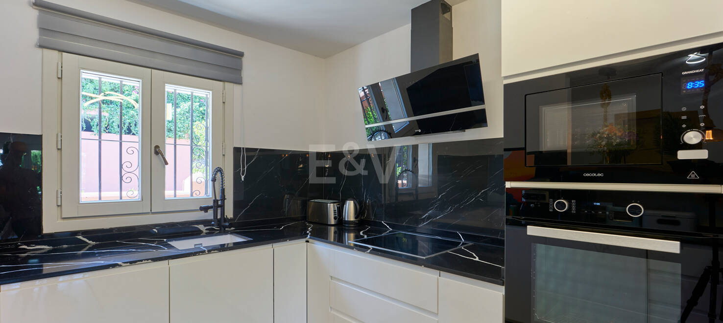 Beautiful Semi-Detached House on the Golden Mile