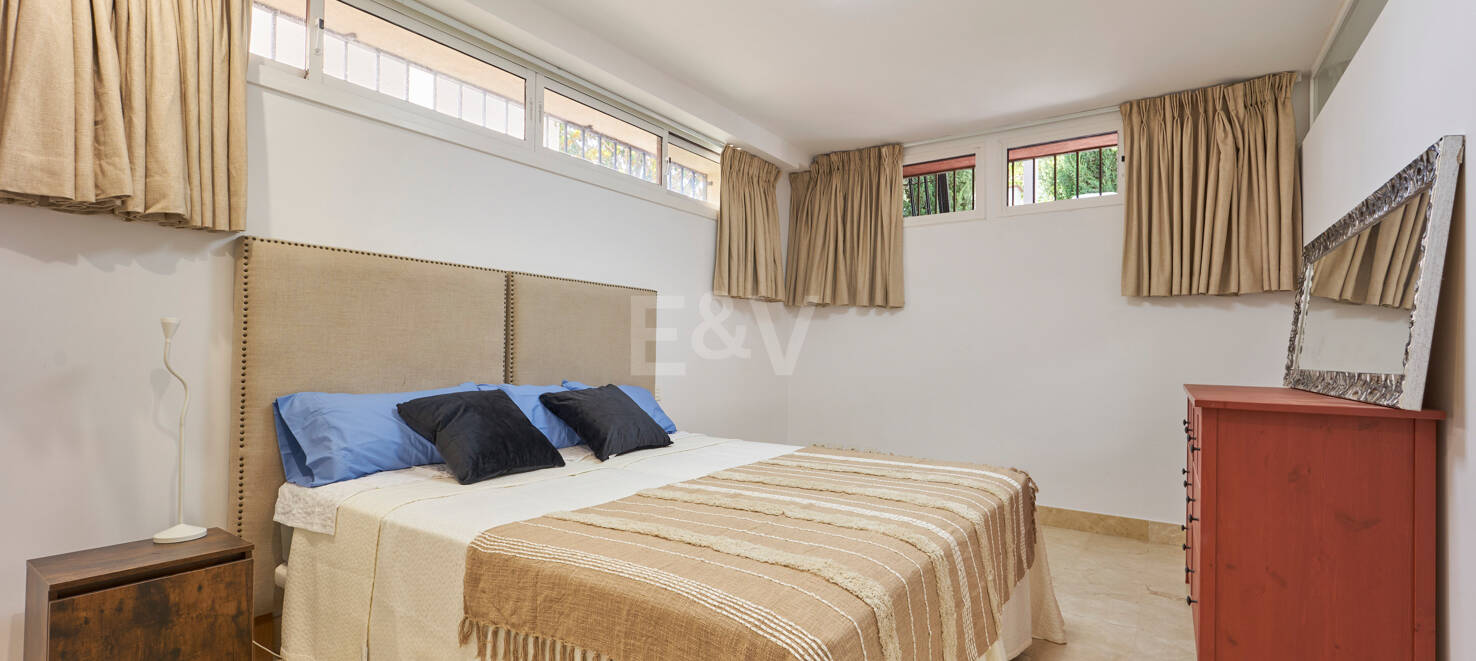Beautiful Semi-Detached House on the Golden Mile