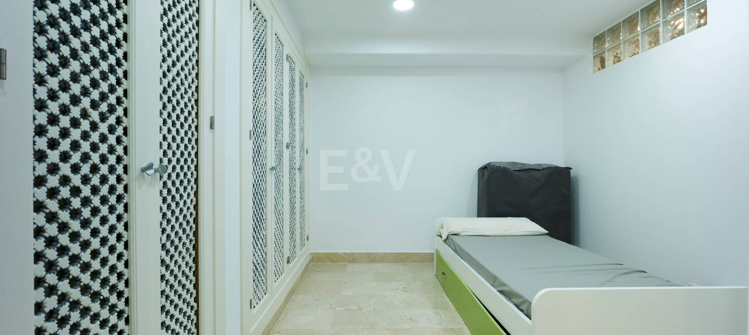 Beautiful Semi-Detached House on the Golden Mile