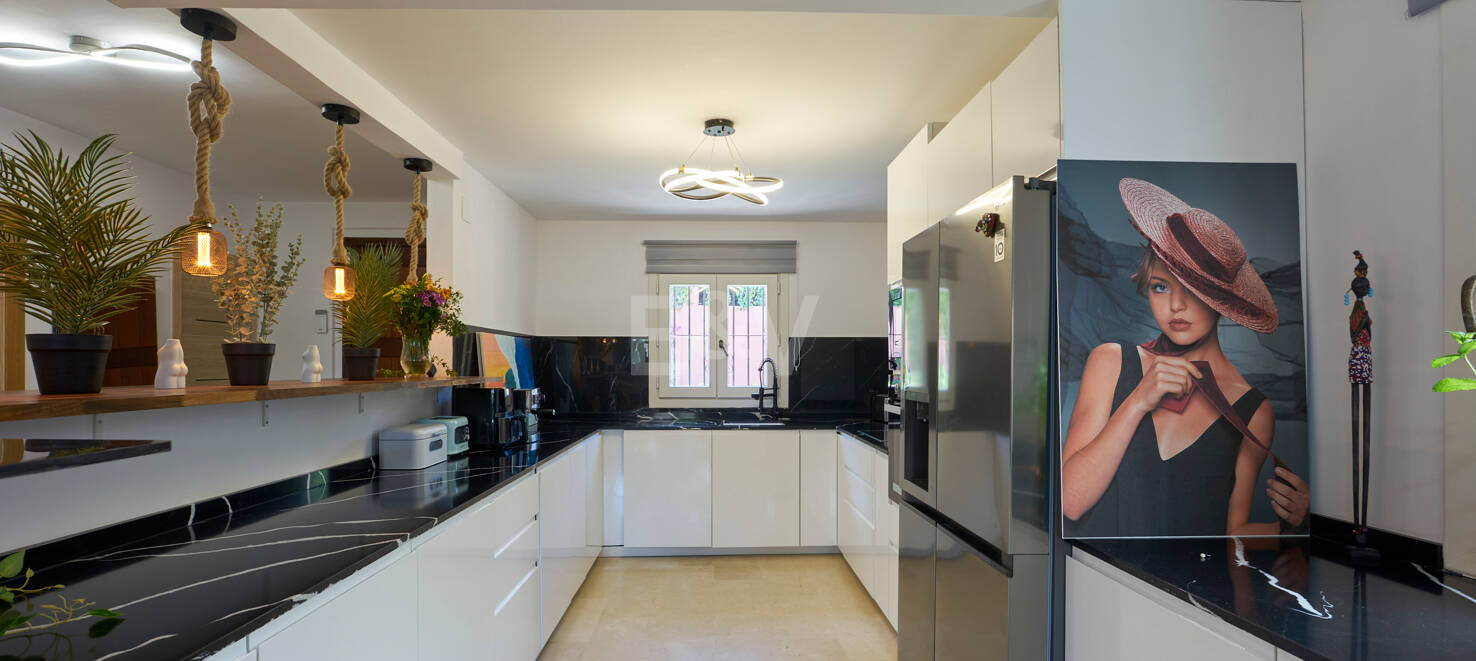 Beautiful Semi-Detached House on the Golden Mile