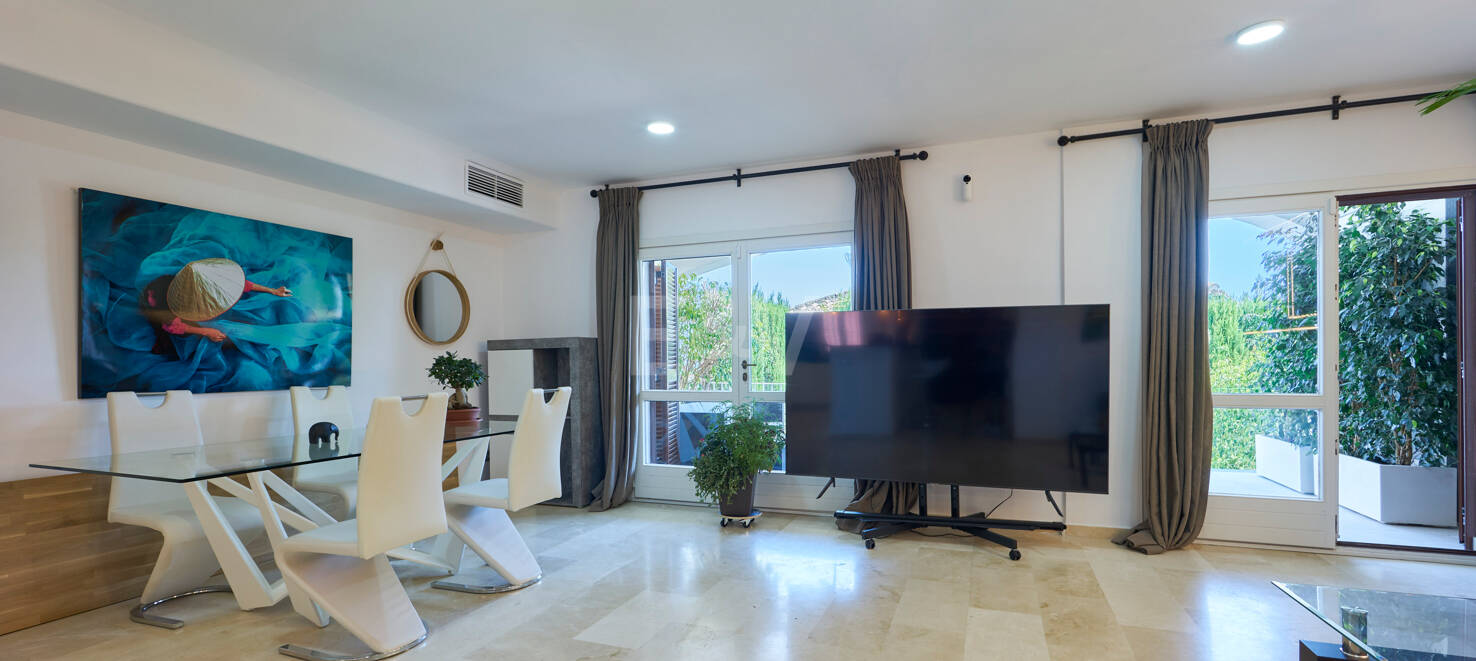 Beautiful Semi-Detached House on the Golden Mile