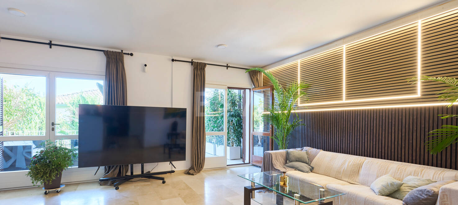 Beautiful Semi-Detached House on the Golden Mile