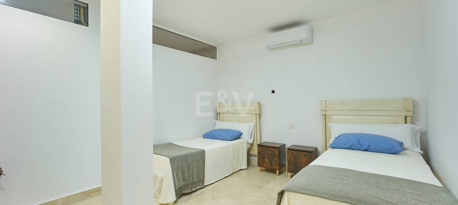 Beautiful Semi-Detached House on the Golden Mile