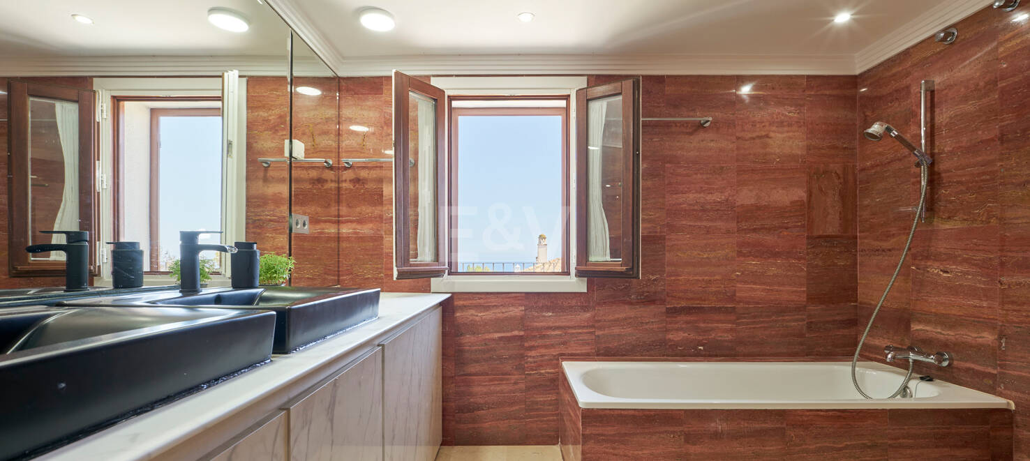 Beautiful Semi-Detached House on the Golden Mile