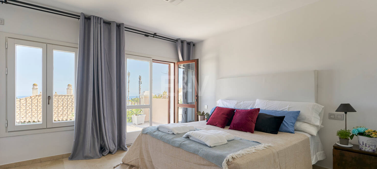 Beautiful Semi-Detached House on the Golden Mile