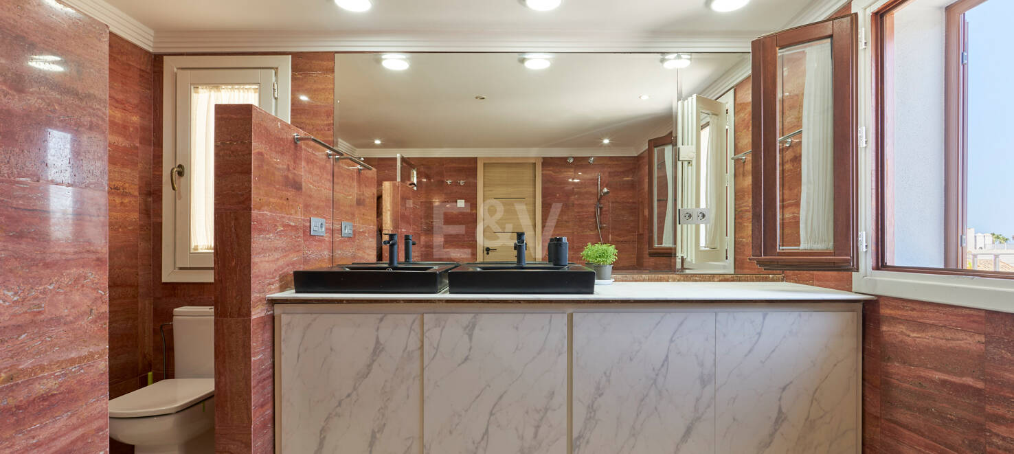 Beautiful Semi-Detached House on the Golden Mile