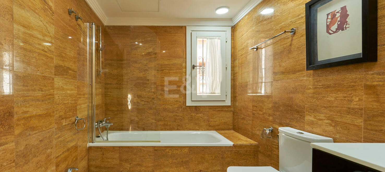 Beautiful Semi-Detached House on the Golden Mile