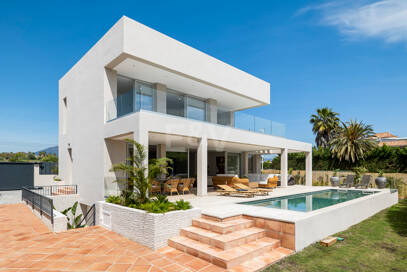 Modern South-Facing Villa with Mountain Views, 250 m from San Pedro Beach