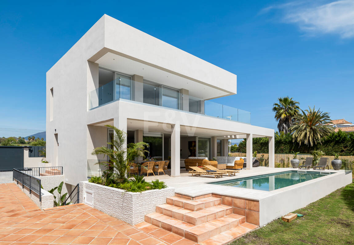 Modern South-Facing Villa with Mountain Views, 250 m from San Pedro Beach