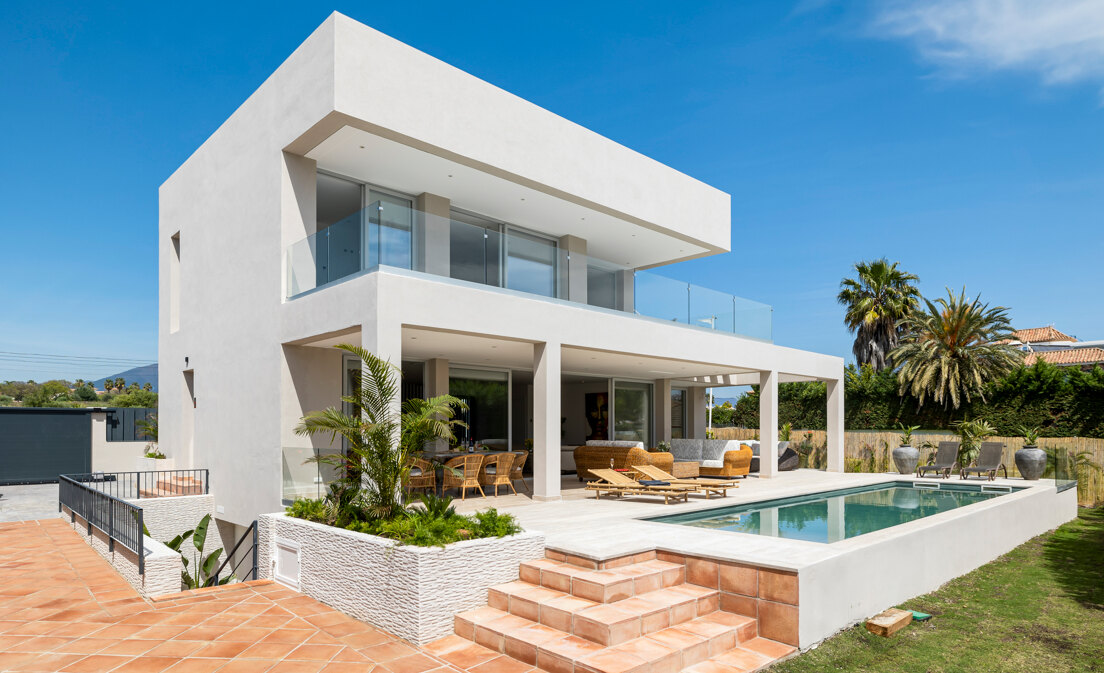 Villa moderna con orientación sur y vistas panorámicas al mar y a la montaña, a 250 m de la playa de San Pedro