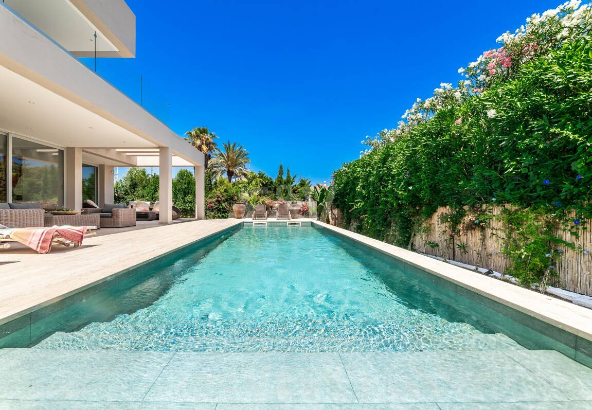 Villa moderne face au Sud avec mer panoramique et montagne Vues, 250 m de San Pedro Beach